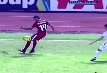 Xem lại pha bóng Rizky Pora biến hậu vệ ĐT Việt Nam thành gã hề