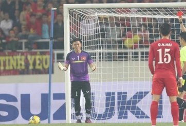 VIDEO: Thủ thành Nguyên Mạnh và những pha bắt bóng ngớ ngẩn