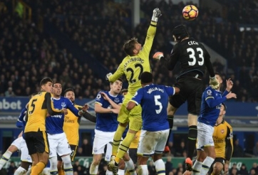 VIDEO: Hình ảnh đầy bất ngờ của Petr Cech trước Everton