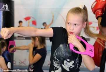 VIDEO: Cô bé 9 tuổi tung 221 cú đấm trong 30 giây