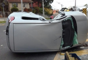 Video: Kawasaki Vulcan 900 Custom 'húc' ô tô bẹp dúm