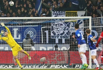 VIDEO: Siêu phẩm sút xa như bóng nhựa của Douglas Costa