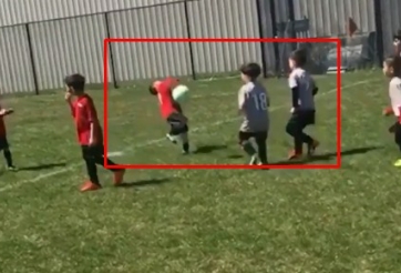 VIDEO: Sao nhí đá liên tiếp vào mặt 2 đối thủ trong 1 pha bóng