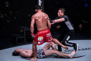 Knock-out đối thủ Tây chỉ bằng 1 cú đấm 'nhẹ tựa lông hồng'