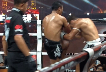 Võ sĩ bị lên gối túi bụi vì trót thách thức 'Vua Muay Thái'