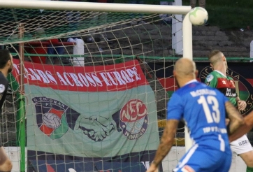 HY HỮU: Cầu thủ 'mượn' gió bão để ghi bàn từ quả phạt góc