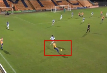 VIDEO: Vung chân sút bừa, sao trẻ bất ngờ lập siêu phẩm