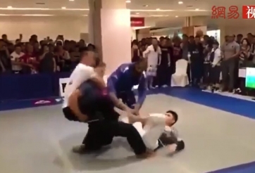 'Chơi bẩn', võ sư Thái Cực Quyền bị trọng tài 'xử đẹp'