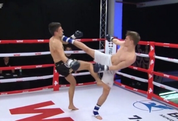 Cú đá được ví 'như 1 vụ nổ' khiến đối phương bật ngửa tự thua