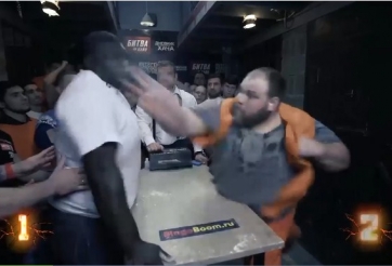 VIDEO: Trận chung kết thi tát khiến người xem 'nhăn mặt'