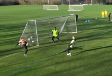 VIDEO: Mãn nhãn với cú ngả bàn đèn ở góc siêu hẹp