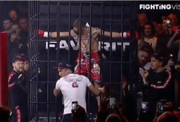 Võ sĩ lập dị nhất thế giới: Đeo còng số 8, xích sắt trước khi thượng đài