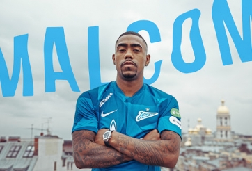 Bị cách ly, cựu sao Barca được máy bay đem 'quà' đến tận nhà