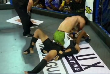 Sắp thua, võ sĩ lật ngược thế trận chỉ bằng 1 câu nói