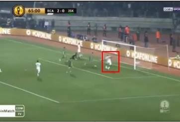 VIDEO: Đồng đội dọn cỗ đến tận gôn, 'siêu cầu thủ' vẫn 'tấu hài'