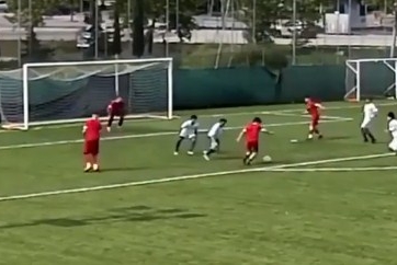 VIDEO: Cú cứa lòng hoàn hảo sau pha đi bóng qua cả đội đối thủ