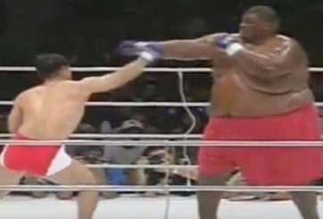 Võ sĩ nhỏ bé hạ đô vật 300kg bằng cú đấm 'như gãi ngứa'