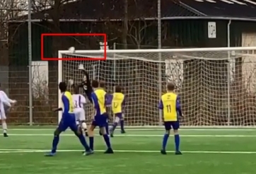 VIDEO: Siêu phẩm đá phạt bị từ chối bởi pha bay người cản phá như De Gea