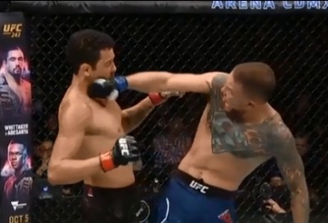 Lĩnh trọn 'cú đấm 180 độ', võ sĩ vừa bất tỉnh vừa co giật