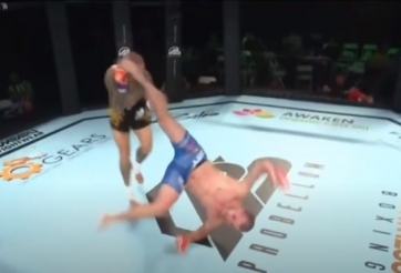 Võ sĩ tung cước 'lốc xoáy' hạ đối thủ ngất lịm trên sàn