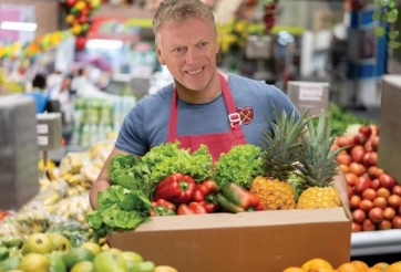 Cựu HLV MU đi chở rau trong mùa dịch Covid-19