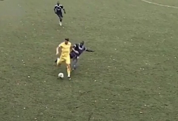 VIDEO: Cú xoạc bóng 'rợn người' và màn phản ứng khiến ai cũng phải nổi giận