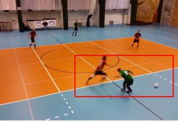 VIDEO: Cầu thủ đảo chân, bóng lăn đi từ lúc nào không biết