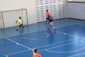 VIDEO: Nhận cái kết đắng vì tiki-taka với thủ môn trước khung thành