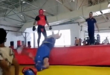 Võ sĩ Triệt Quyền đạo bị đá lao thẳng đầu xuống đất, ngất lịm sau 5s