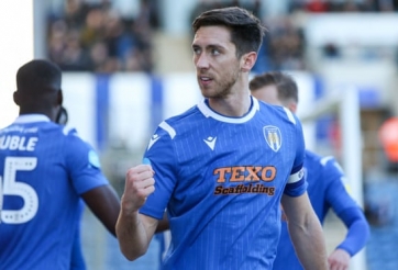 CLB Anh đầu tiên sa thải nửa đội hình vì COVID-19