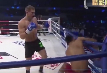 Ra đòn như 'gãi ngứa', nhà vô địch Trung Quốc bị đấm ngất xỉu 