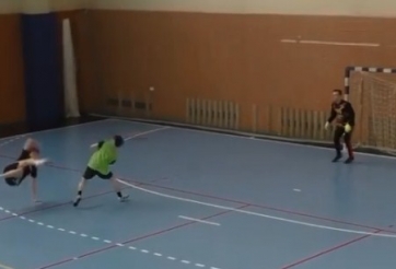 VIDEO: Ngả bàn đèn xỏ háng đối phương ảo diệu chưa từng có