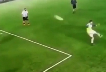 VIDEO: Siêu phẩm ngoài vòng cấm bằng cú đánh gót 'bọ cạp' kiểu Ibrahimovic