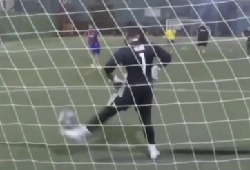 VIDEO: Thủ môn bắt penalty bằng chân 'nhẹ tựa lông hồng'