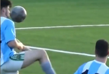 VIDEO: Cầu thủ chào sân bằng cú đỡ bóng 'vỡ mồm' 