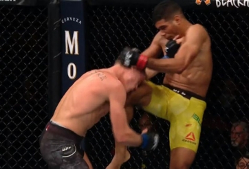 VIDEO: Lĩnh trọn cú lên gối ghê rợn, võ sĩ Mỹ ngất ngay trên sàn đấu