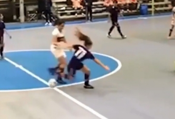 VIDEO: Đội bóng nữ tấu hài với màn 'trượt vỏ chuối' liên hoàn