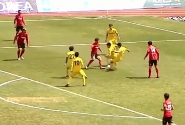 VIDEO: Sao Nhật tung siêu phẩm 'đại bác' sau cú 'xoay compa' hỏng của đồng đội