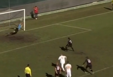 VIDEO: Bàn thắng penalty bị từ chối như 1 trò đùa vì lưới thủng