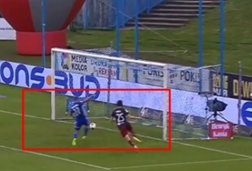 VIDEO: Cầu thủ sút không nổi quả bóng ngay sát vạch gôn trống