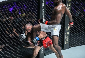 Lĩnh trọn đòn 'gối bay', võ sĩ gần 100kg vào thẳng bệnh viện