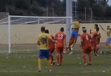 VIDEO: Cú sút phạt trứ danh của Juninho tái hiện trên sân nghiệp dư