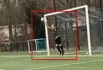 VIDEO: Cười 'té ghế' với màn tấu hài tự phản lưới nhà của thủ môn vụng về