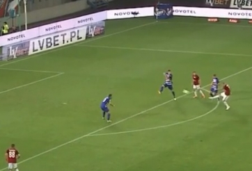 VIDEO: Cú 'Trivela' tuyệt đỉnh biến thủ môn thành khán giả bất đắc dĩ