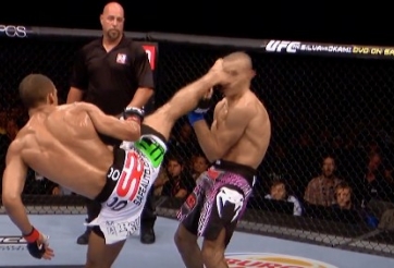 2 cú đá xoay 360 độ cực chất khiến đối thủ 'tê liệt'