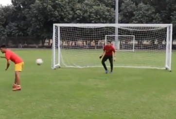 VIDEO: Lừa thủ môn hoàn hảo với pha ghi bàn bằng mông