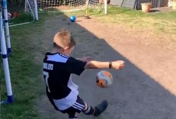 Học Ronaldo sút phạt, cầu thủ nhí đối mặt nguy cơ 'ăn đòn nát đít'