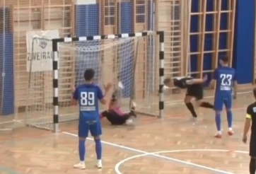 VIDEO: 'Khó chịu' với màn sút mãi không vào nổi khung thành 'ma ám'