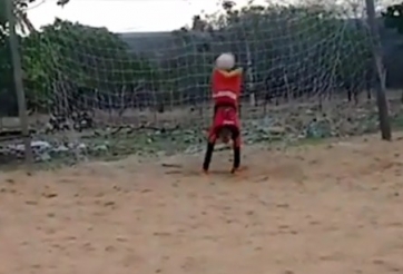 VIDEO: Pha bắt bóng kỳ diệu của chàng thủ môn không có chân