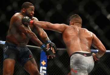 'Quái vật 120kg' bất lực chắp tay nhận trận đòn 'lên bờ xuống ruộng'